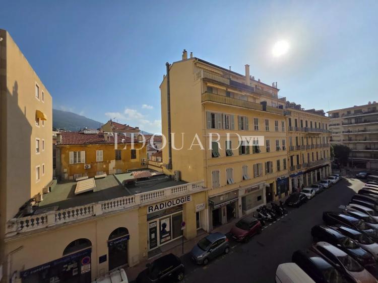 Petit deux pièces en excellent état avec terrasse, dans immeuble contemporain en plein centre de Menton