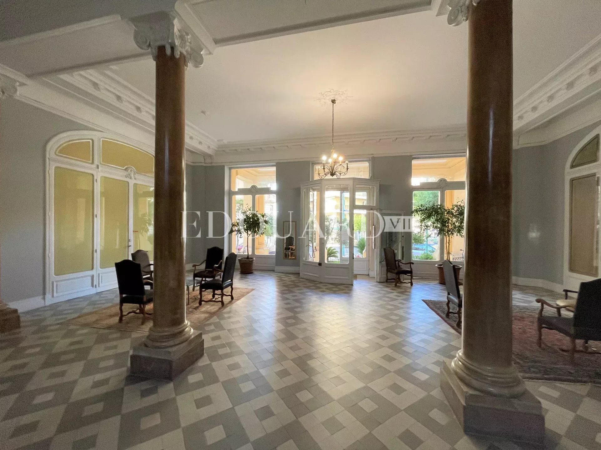 En exclusivité studio en très bon état, dans magnifique immeuble bourgeois avec conciergerie