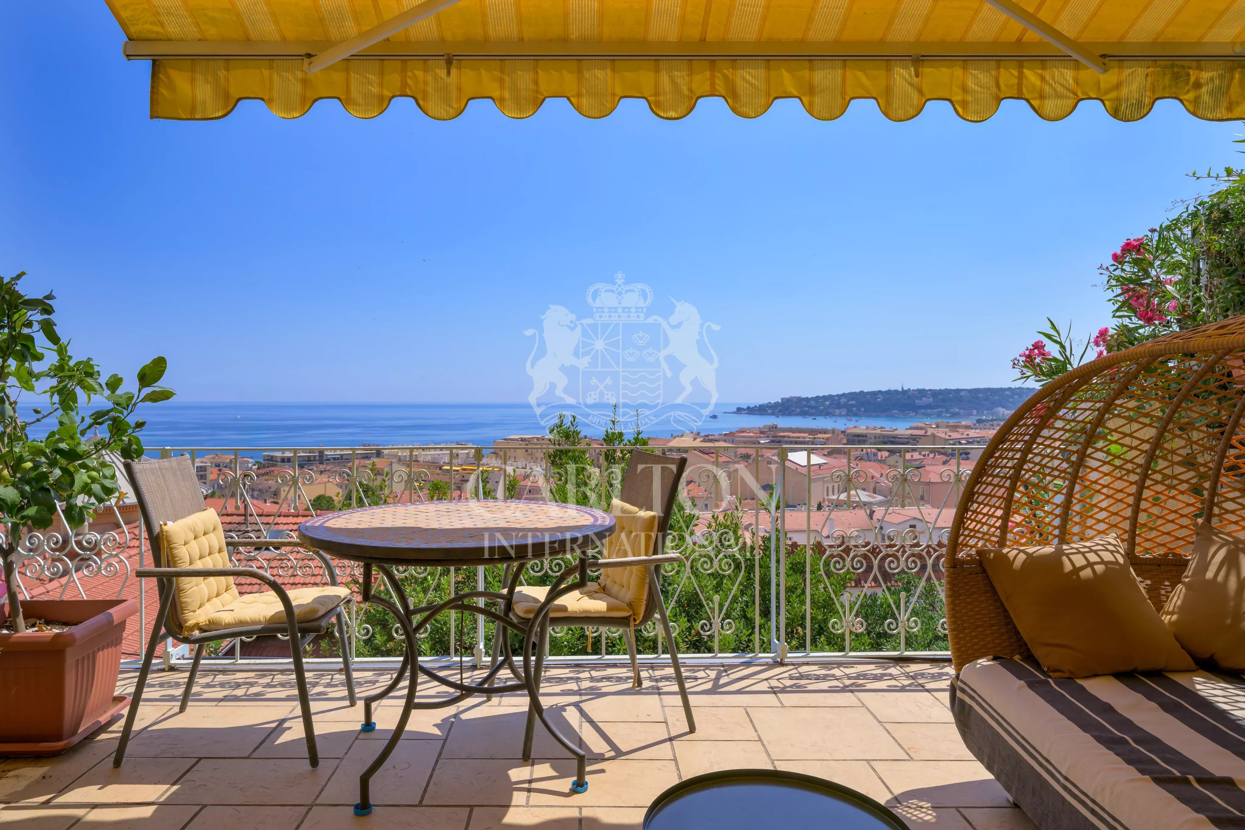 Villa avec vue mer et accès facile au centre-ville - Opportunité d'investissement