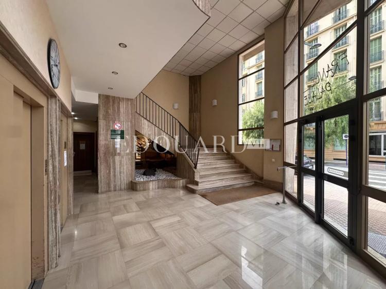En exclusivité studio avec balcon, au quatrième étage d'un immeuble de standing avec conciergerie
