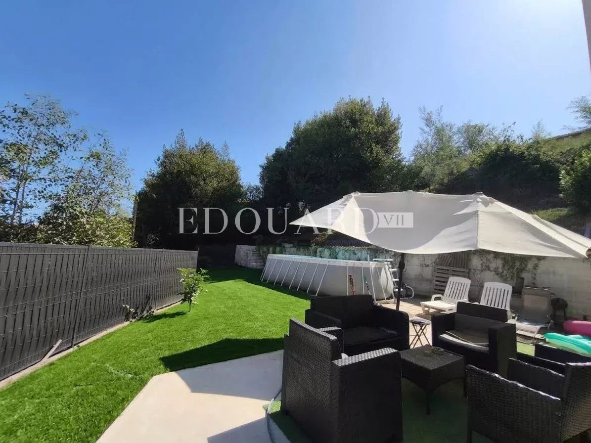 Maison individuelle récente, construite sur 1.200 m² de terrain plat, avec piscine hors sol et 30 m² de garage
