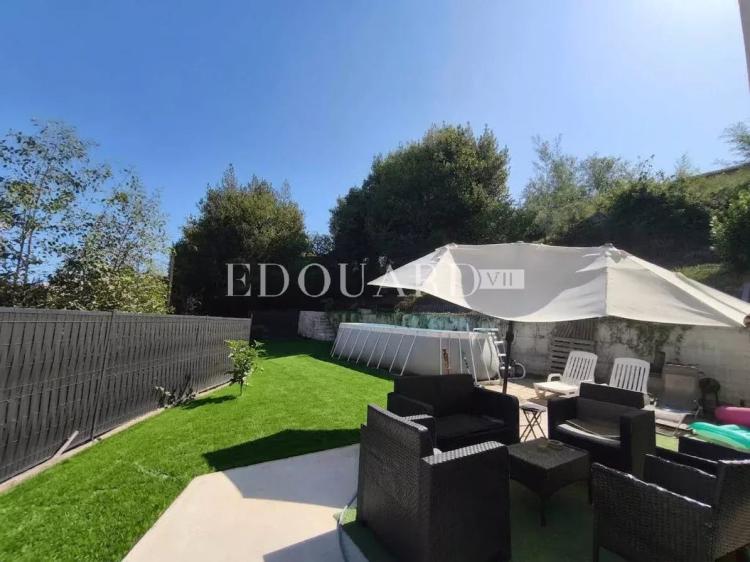 Maison individuelle récente, construite sur 1.200 m² de terrain plat, avec piscine hors sol et 30 m² de garage