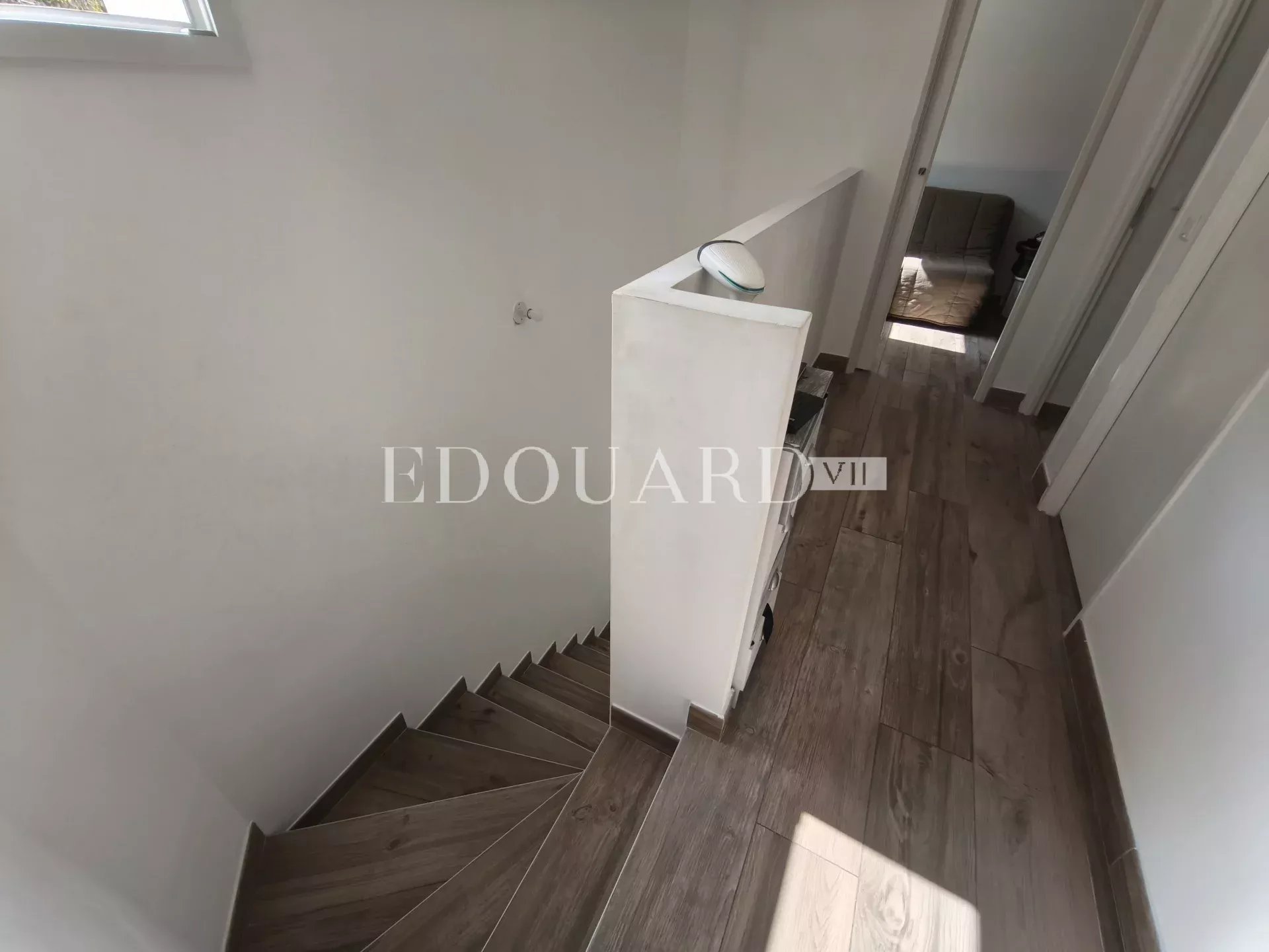Maison individuelle récente, construite sur 1.200 m² de terrain plat, avec piscine hors sol et 30 m² de garage