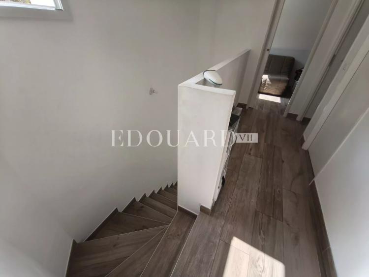 Maison individuelle récente, construite sur 1.200 m² de terrain plat, avec piscine hors sol et 30 m² de garage