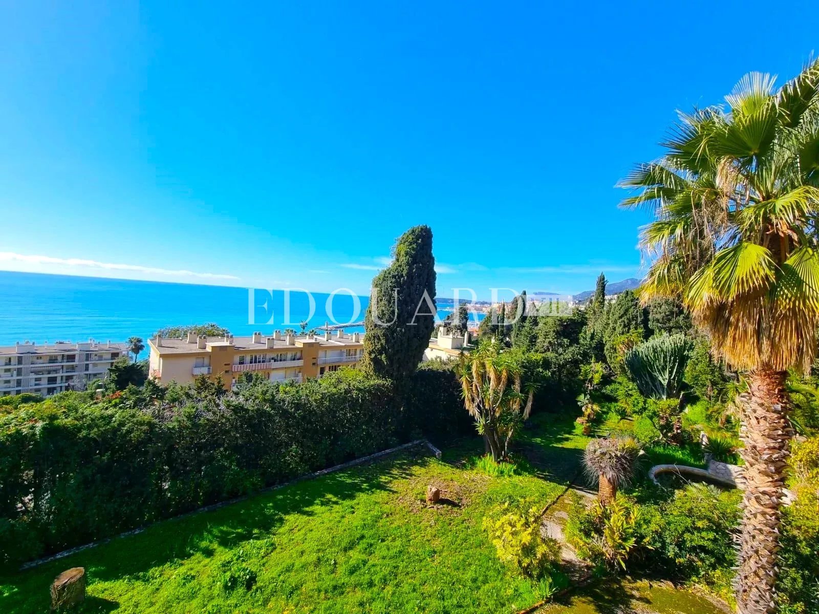 Magnifique propriété avec splendide vue mer panoramique, grande piscine, vaste pool house et immense jardin arboré