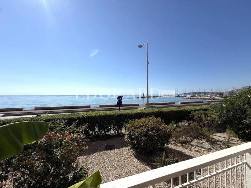 En exclusivité studio face aux plages avec terrasse, splendide vue mer panoramique et parking