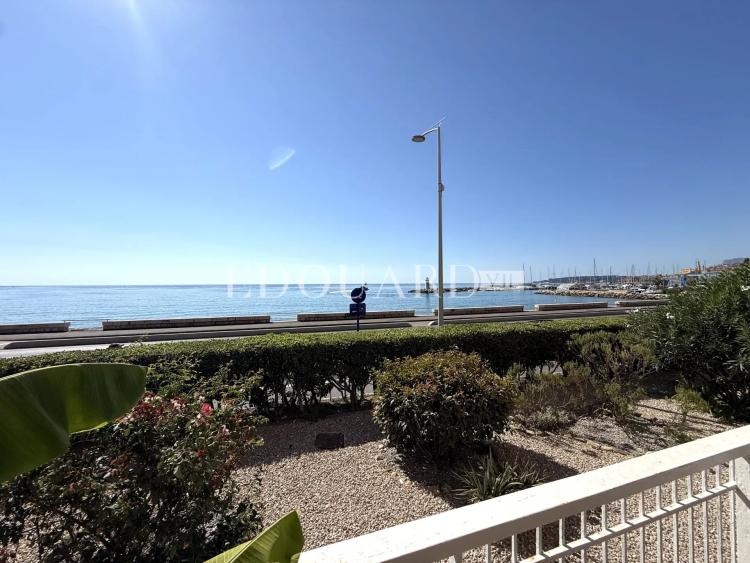 En exclusivité studio face aux plages avec terrasse, splendide vue mer panoramique et parking