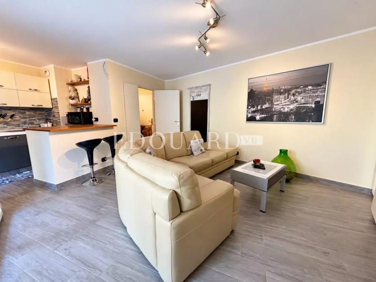 Deux pièces rénové à vendre avec terrasse et cave, au premier étage d’un immeuble moderne
