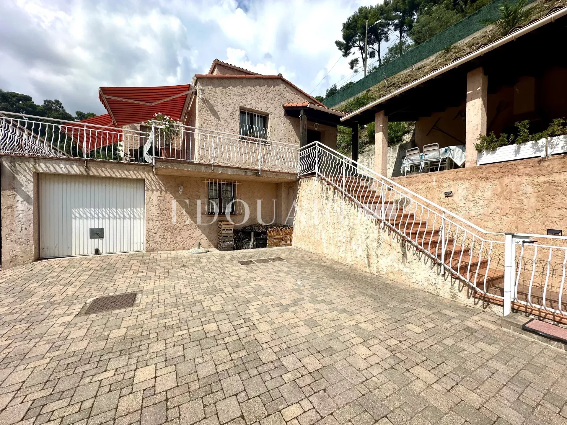 Sur la commune de Gorbio, à vendre maison indépendante avec vaste terrain constructible