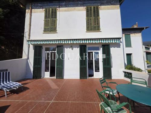 En exclusivité trois pièces à vendre avec splendide terrasse et agréable vue panoramique jusqu’à la mer
