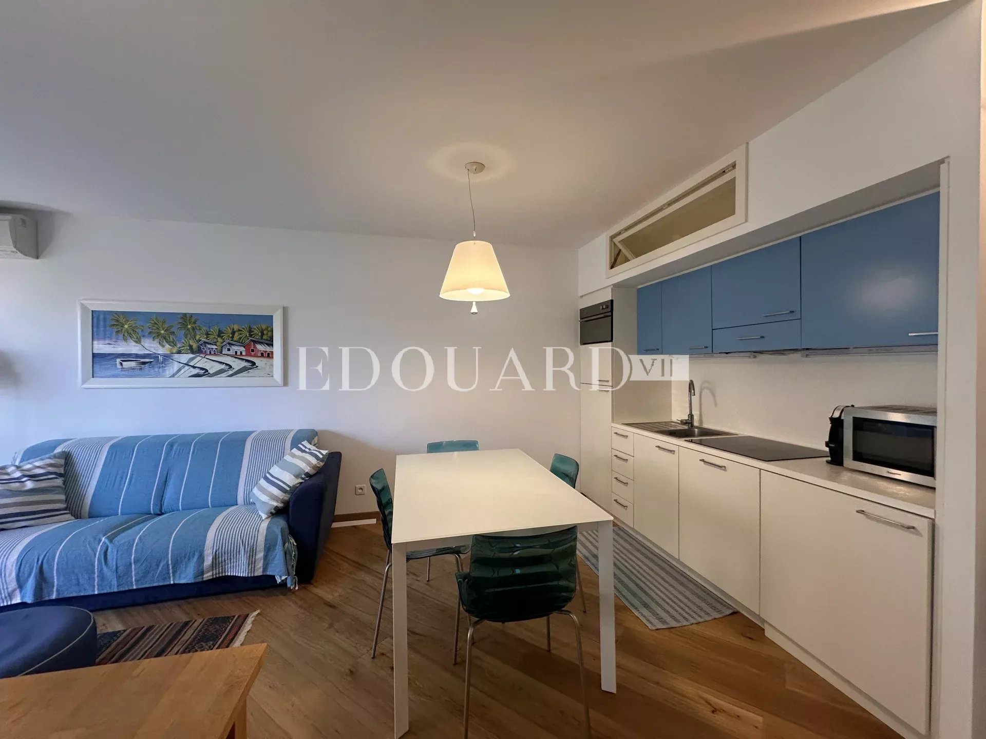 En exclusivité trois pièces en excellent état avec grande terrasse, vue mer et parking, face aux Sablettes