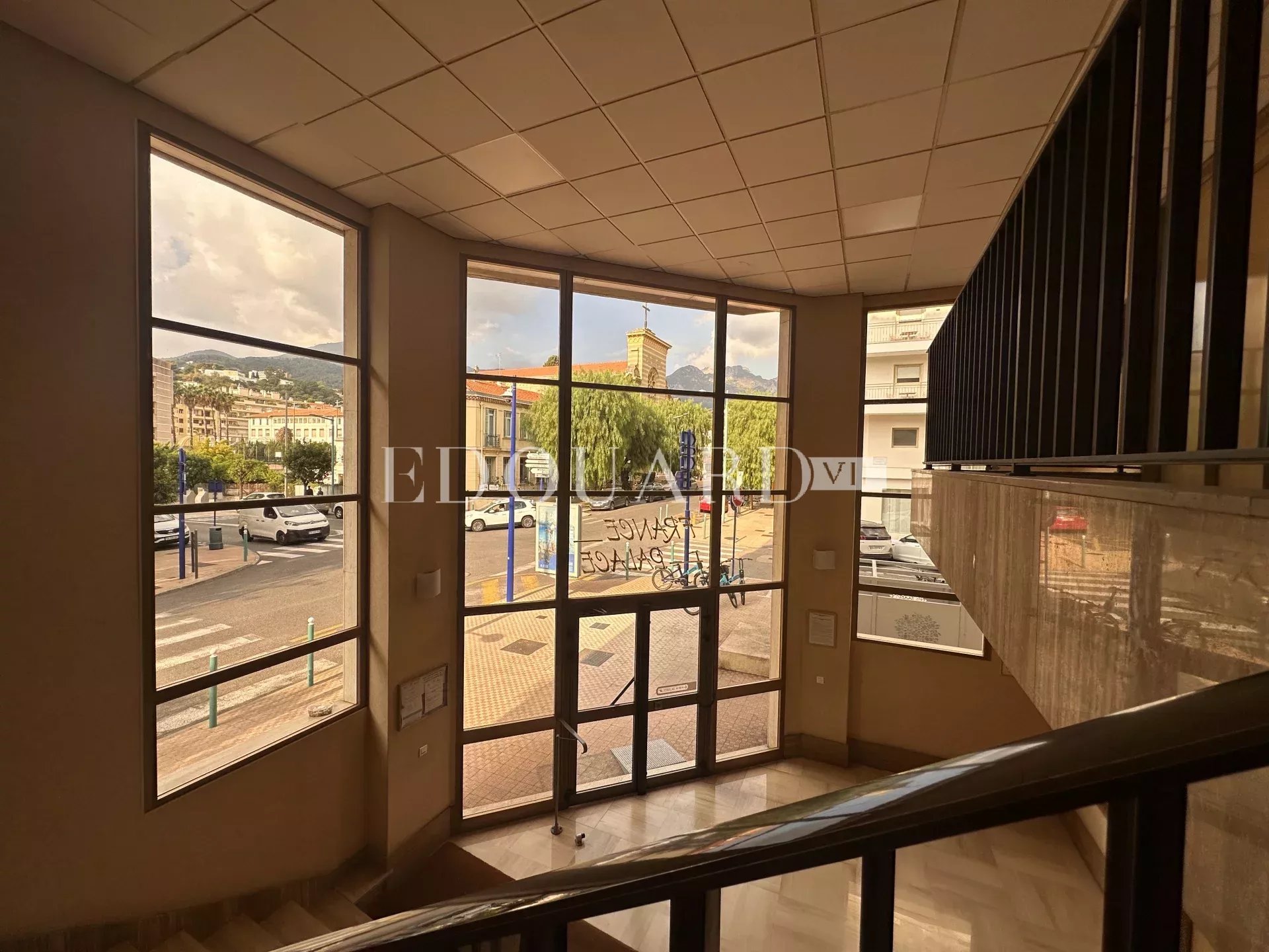 En exclusivité studio avec balcon, au quatrième étage d'un immeuble de standing avec conciergerie