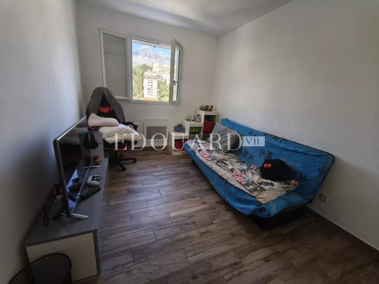 Maison individuelle récente, construite sur 1.200 m² de terrain plat, avec piscine hors sol et 30 m² de garage