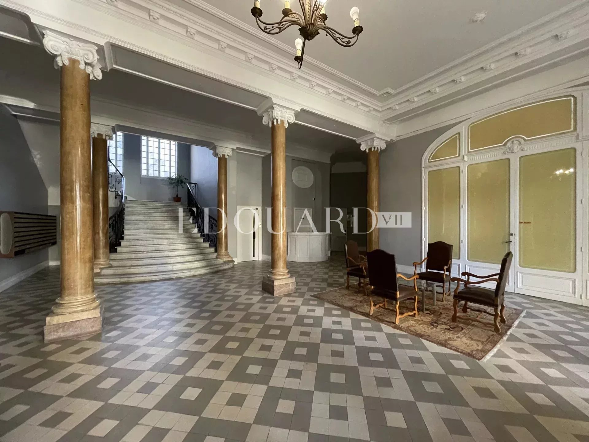 En exclusivité studio avec échappée mer, dans magnifique immeuble bourgeois en plein centre de Menton