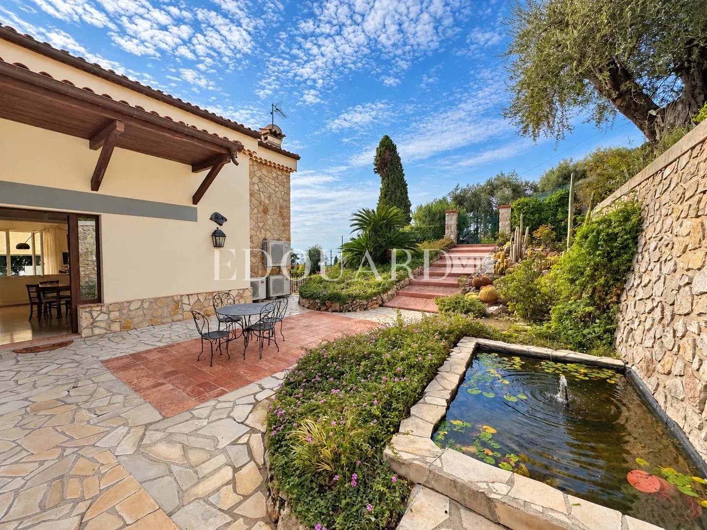 Magnifique haut de villa avec terrasse, splendide vue mer panoramique, jardin, piscine et garage