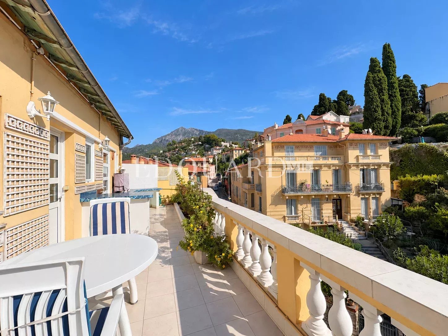 Spacieux deux pièces en bon état avec splendide terrasse et belle vue panoramique jusqu'à la mer