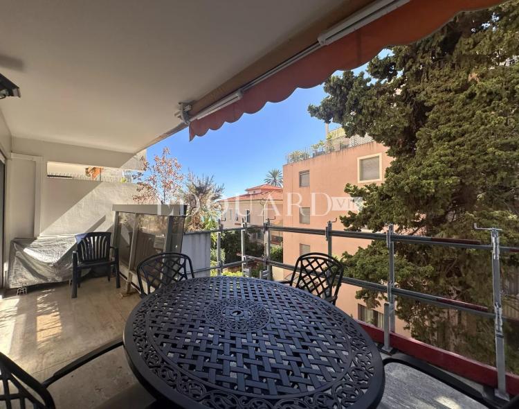 En exclusivité trois pièces en excellent état avec grande terrasse, vue mer et parking, face aux Sablettes