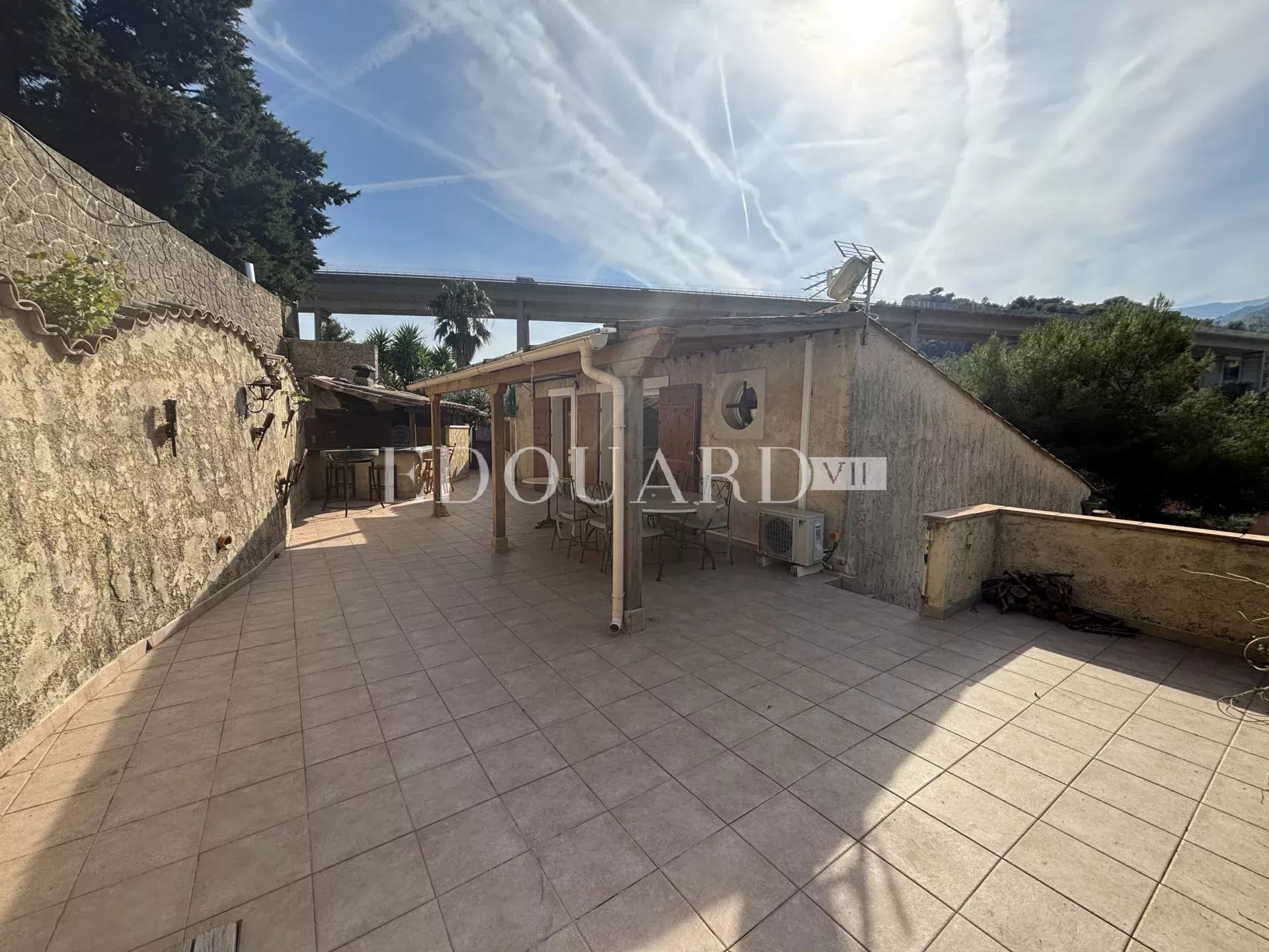 En exclusivité maison provençale à vendre avec appartement indépendante, piscine et grand jardin