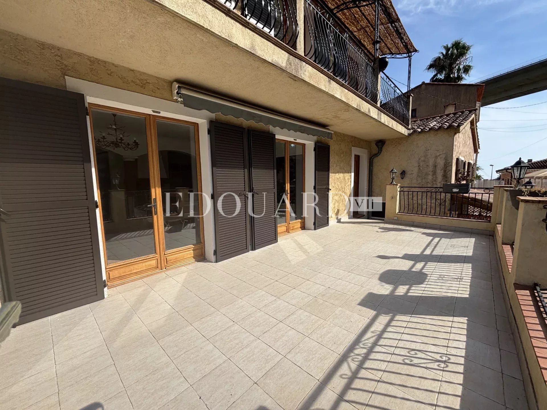 En exclusivité maison provençale à vendre avec appartement indépendante, piscine et grand jardin
