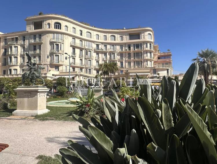 En exclusivité deux pièces en bon état dans magnifique immeuble bourgeois en plein centre de Menton
