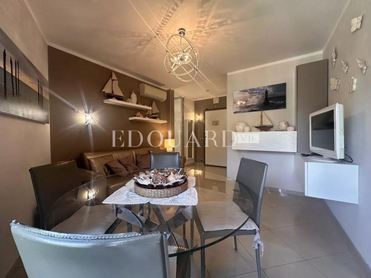 Deux pièces en excellent état avec terrasse et cave, au sixième étage d’un immeuble avec conciergerie, exclusivité