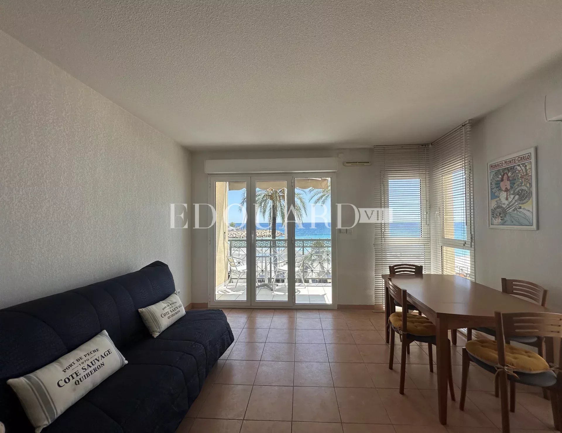 En exclusivité deux pièces à vendre avec terrasse et splendide vue mer, dans immeuble face aux plages