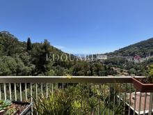 Trois pièces en bon état avec jolie terrasse, belle vue panoramique jusqu'à la mer, cave, possibilité garage