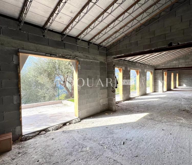 Maisons jumelées en cours de rénovation avec vaste terrain, spacieuses terrasses et belle vue panoramique. Exclusivité