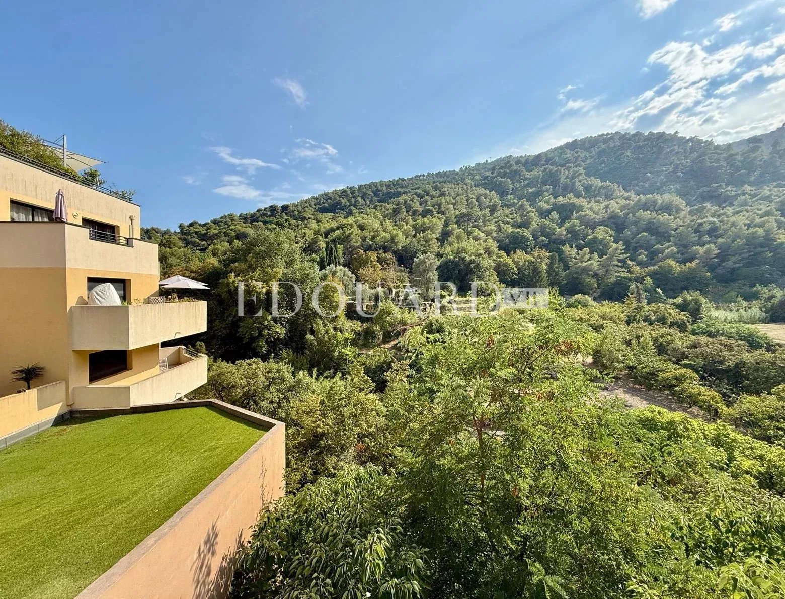 Sur la commune de Gorbio, deux pièces avec grande terrasse dans immeuble moderne avec piscine