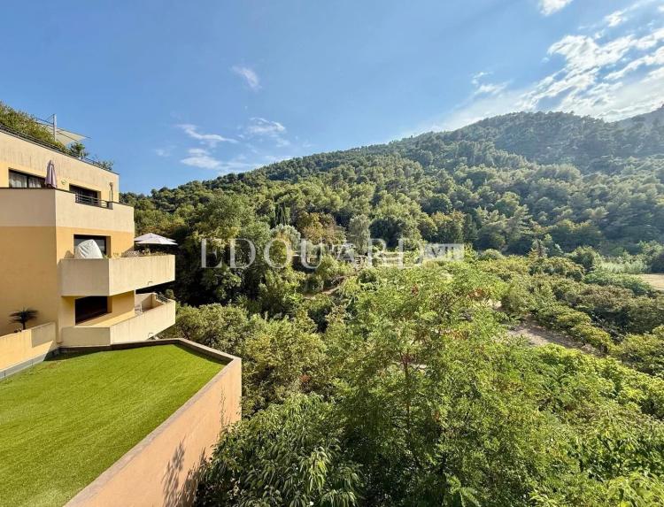 Sur la commune de Gorbio, deux pièces avec grande terrasse dans immeuble moderne avec piscine