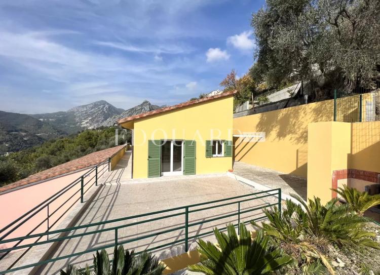 Maisons jumelées en cours de rénovation avec vaste terrain, spacieuses terrasses et belle vue panoramique. Exclusivité