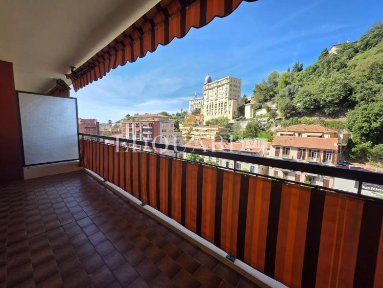 Deux pièces finement rénové avec terrasse, au sixiéme étage d’un bel immeuble contemoporain