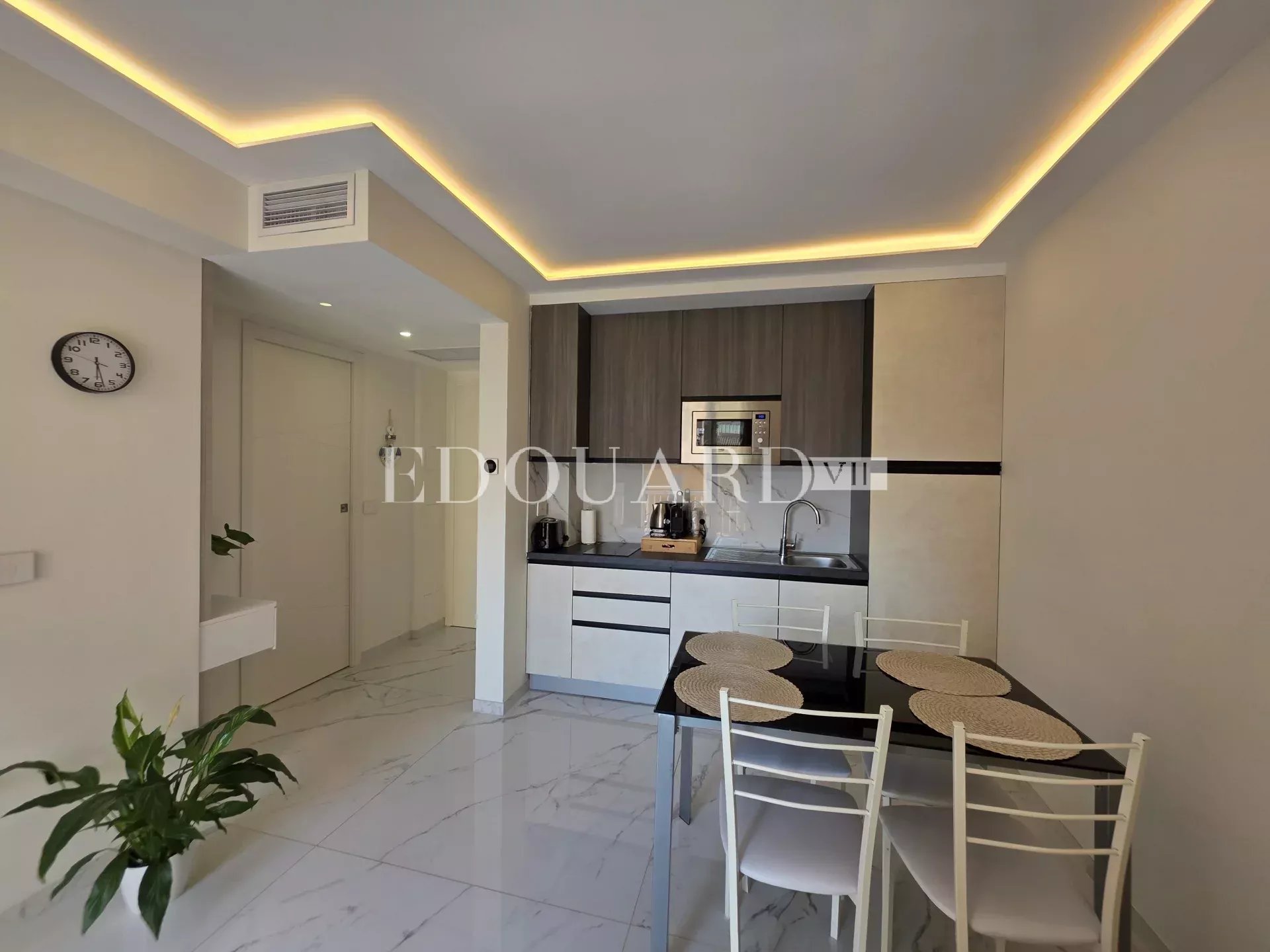 Petit deux pièces en excellent état avec terrasse, dans immeuble contemporain en plein centre de Menton