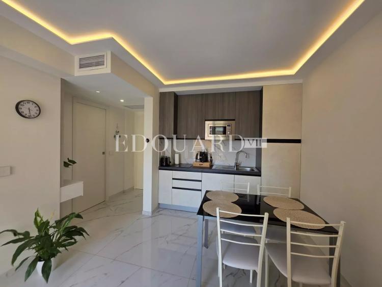 Petit deux pièces en excellent état avec terrasse, dans immeuble contemporain en plein centre de Menton