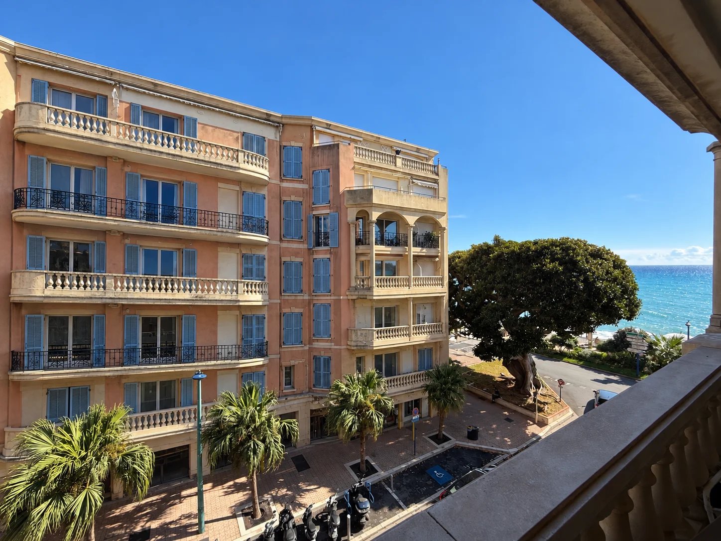 Deux pièces avec terrasse et agréable vue mer, dans résidence de grand standing face aux plages