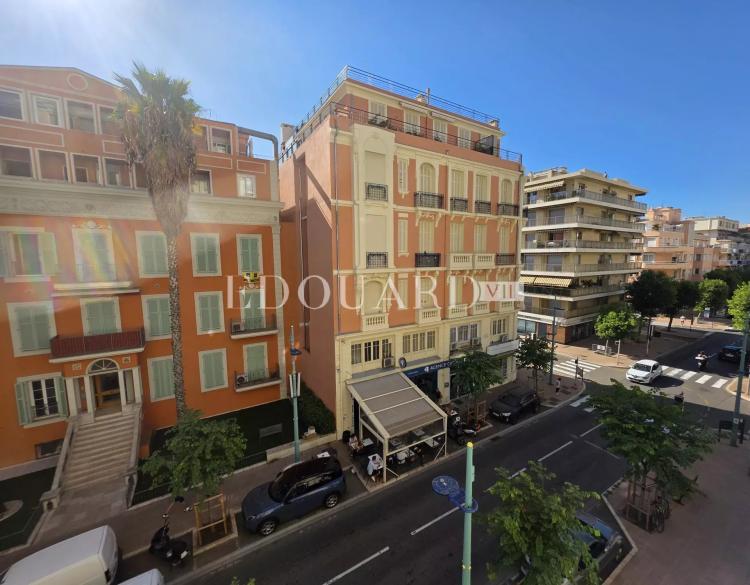 En exclusivité studio en très bon état, dans magnifique immeuble bourgeois avec conciergerie