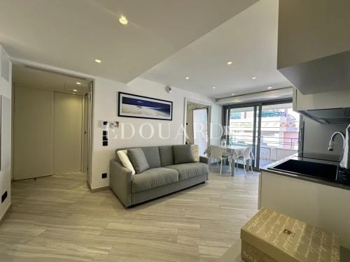 Trois pièces en superbe état avec grande terrasse et possibilité double garage, en plein centre de Menton
