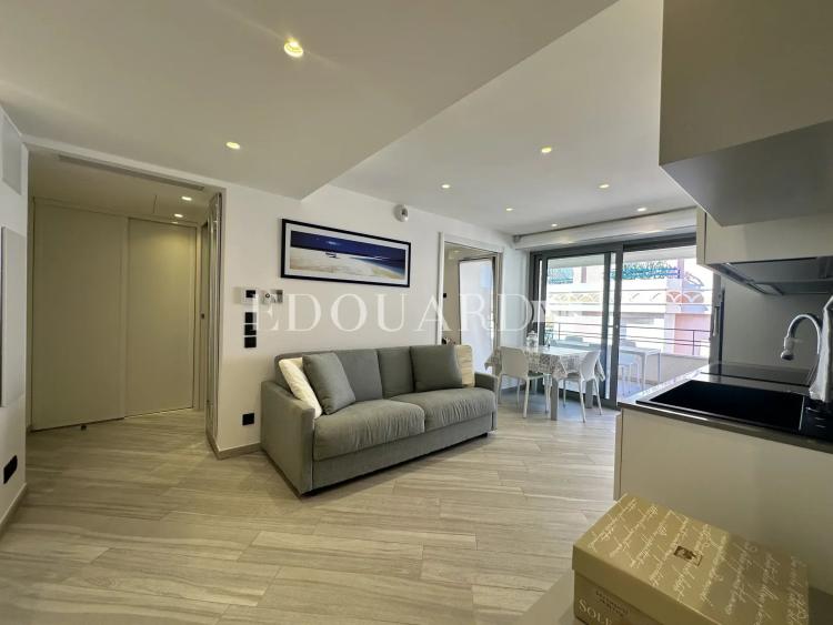 Trois pièces en superbe état avec grande terrasse et possibilité vaste garage, en plein centre de Menton