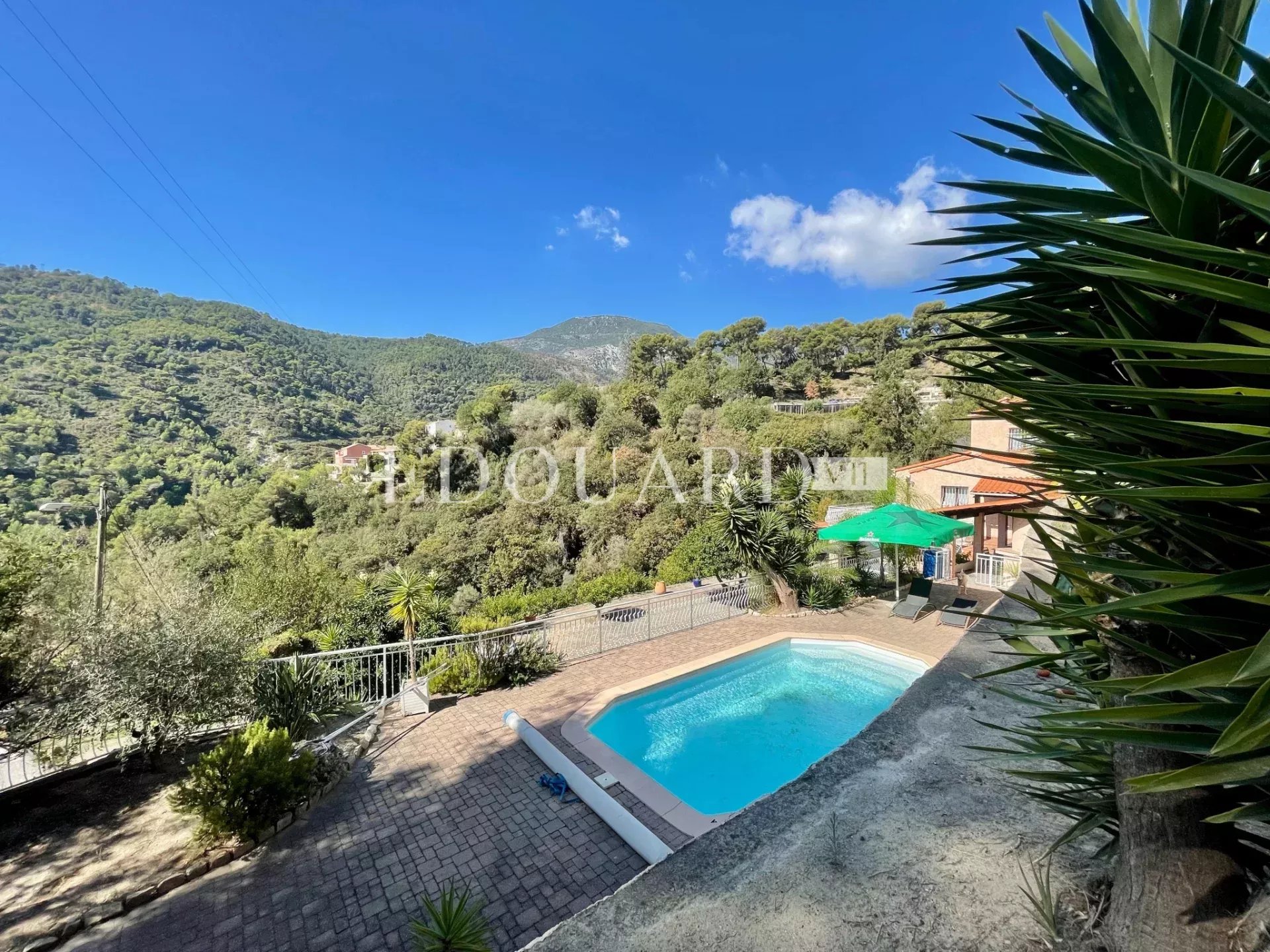 Sur la commune de Gorbio, à vendre maison indépendante avec vaste terrain constructible