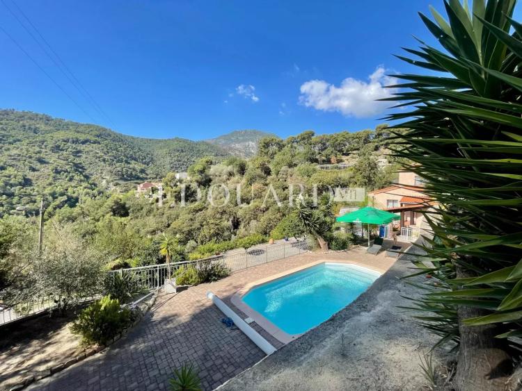 Sur la commune de Gorbio, à vendre maison indépendante avec vaste terrain constructible