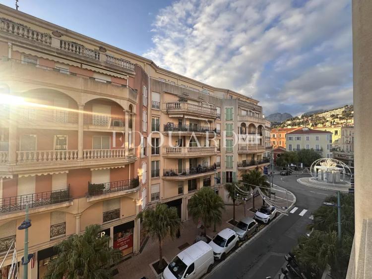 Dans résidence de luxe, deux pièces avec terrasse, balcon, belle vue mer, cave et parking en sous-sol
