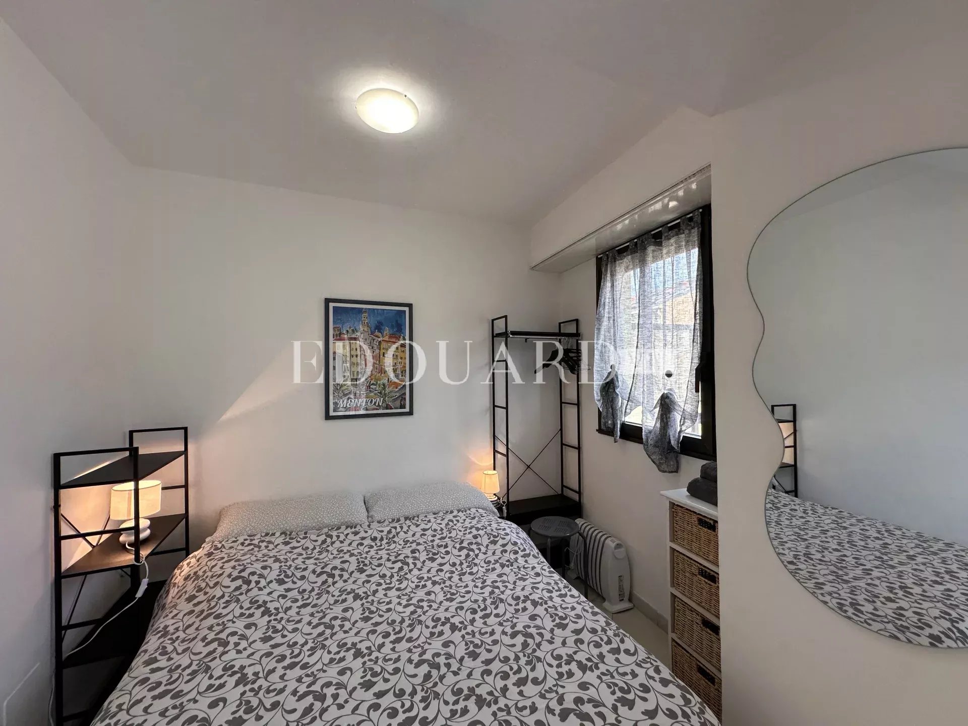 En exclusivité deux pièces en bon état avec terrasse, dans bel immeuble recent en plein centre de Menton