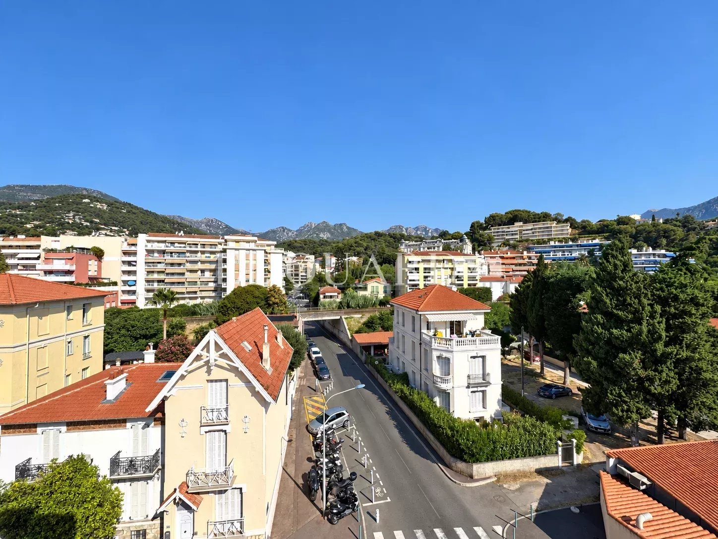 En exclusivité trois pièces à vendre avec terrasse, belle vue dégagée et garage
