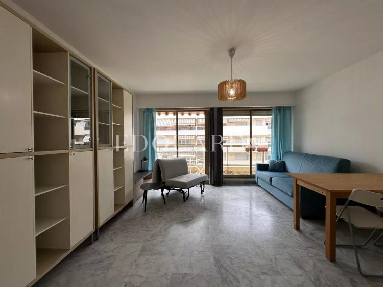En exclusivité studio avec balcon, au quatrième étage d'un immeuble de standing avec conciergerie