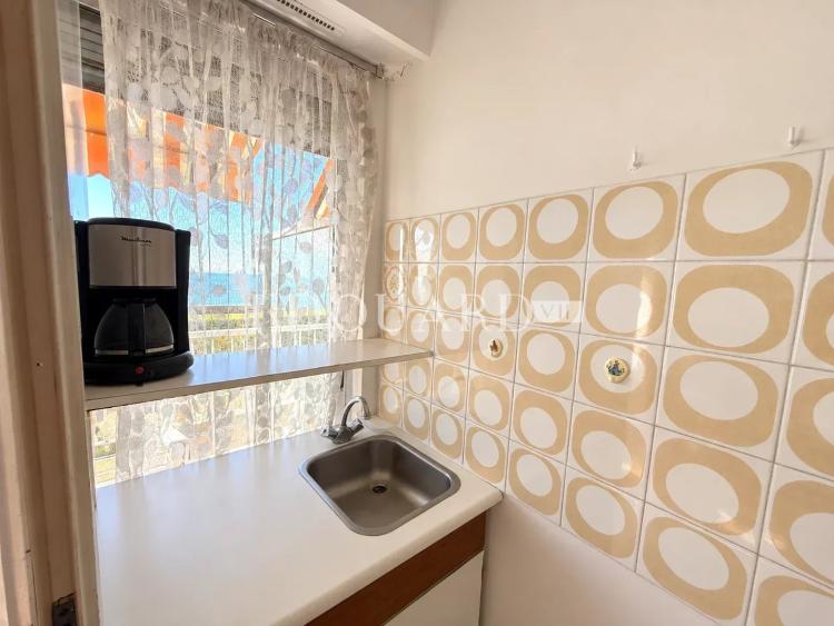En exclusivité studio face aux plages avec terrasse, splendide vue mer panoramique et parking