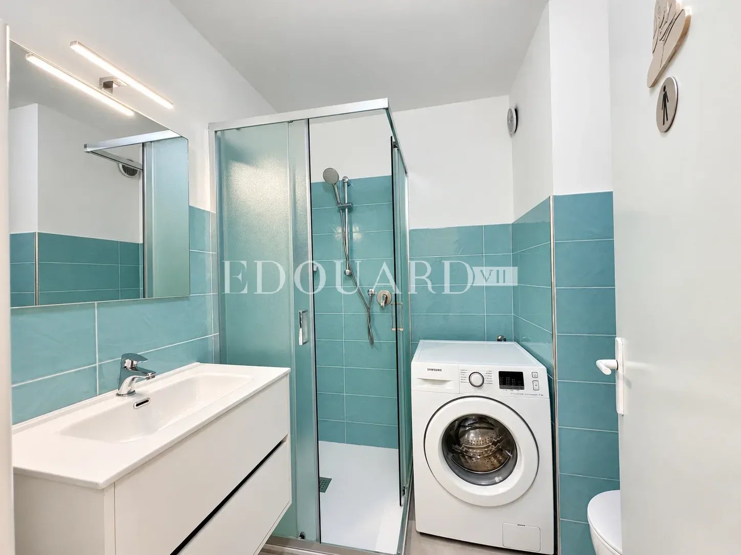 Face au port de plaisance de Menton, en exclusivité studio rénové avec terrasse et agréable vue mer