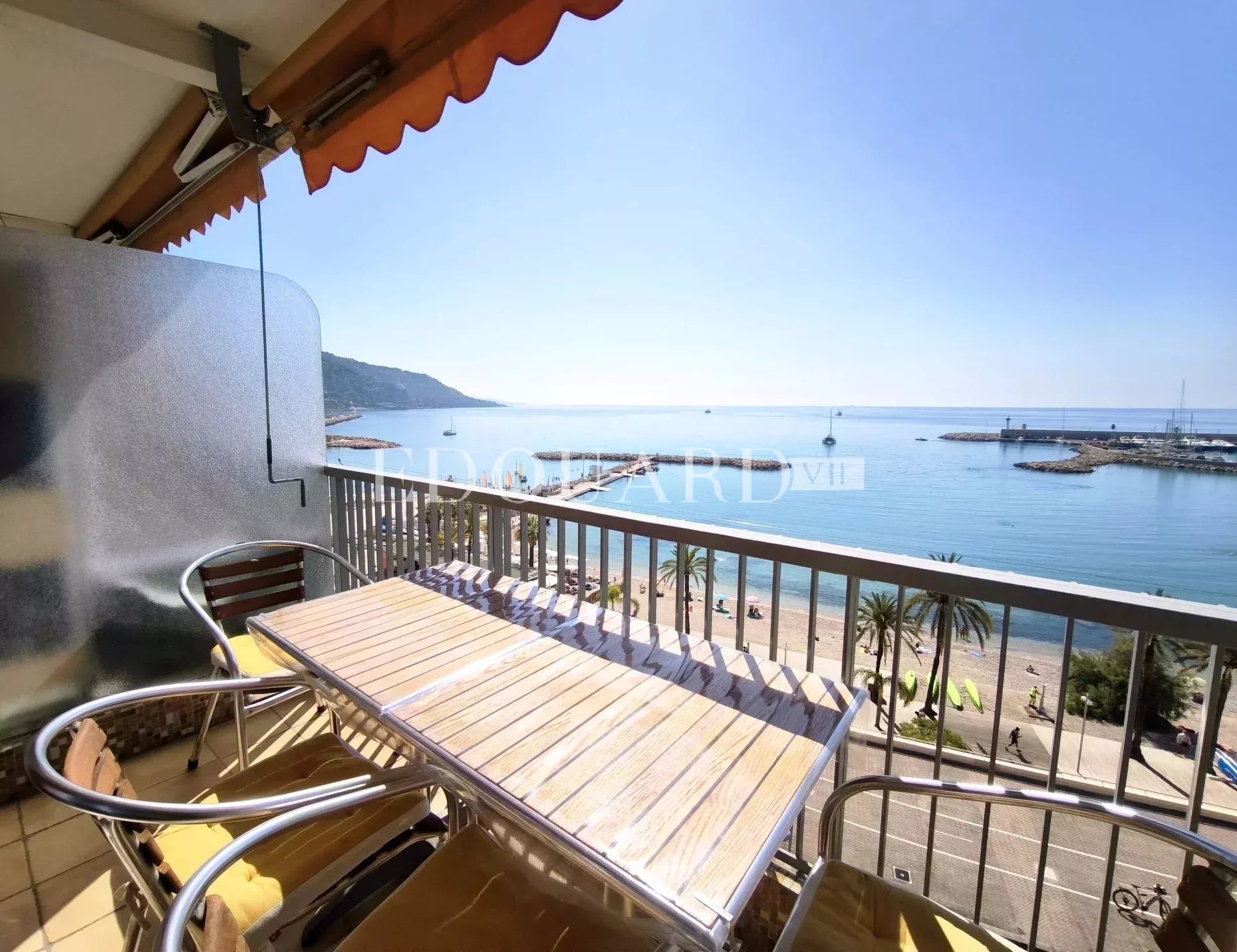 En exclusivité grand studio en dernier étage avec splendide vue mer, idéalement situé face aux plages