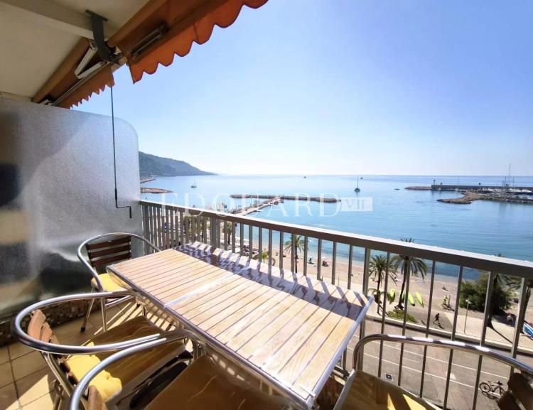 En exclusivité grand studio en dernier étage avec splendide vue mer, idéalement situé face aux plages