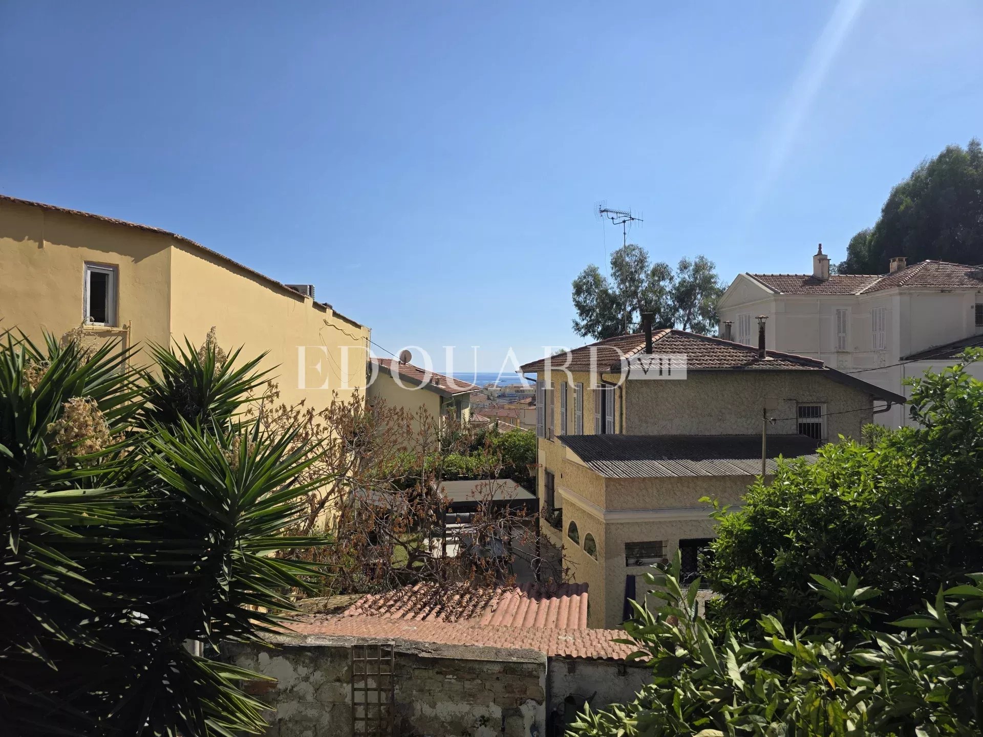En exclusivité trois pièces à vendre avec splendide terrasse et agréable vue panoramique jusqu’à la mer