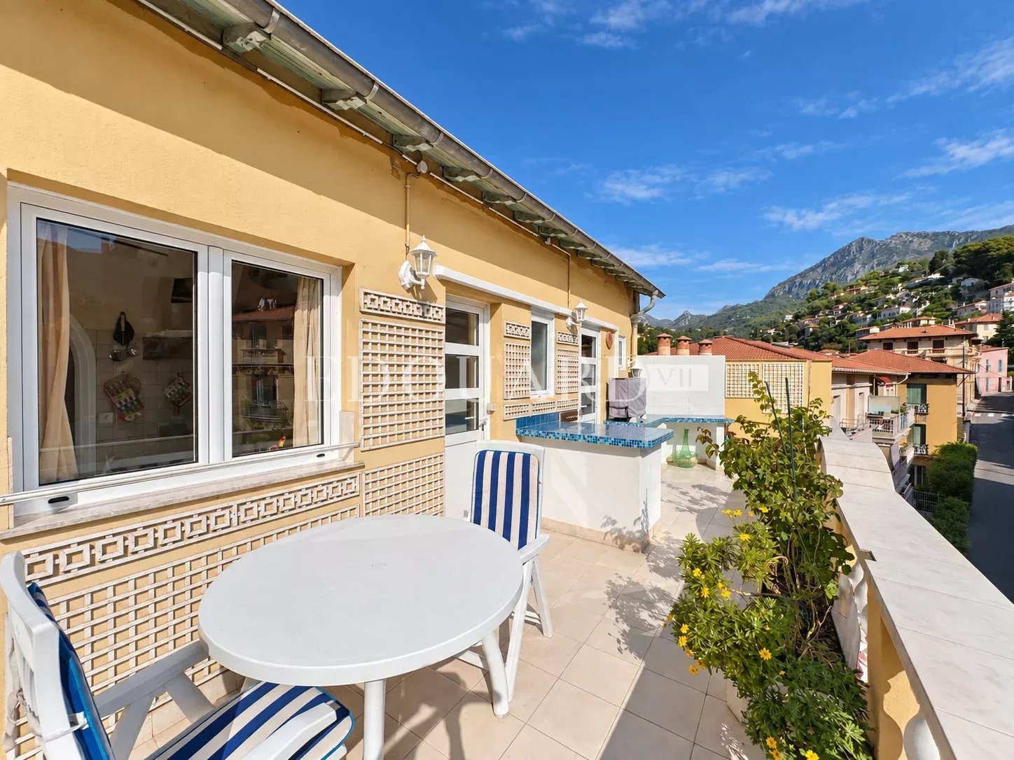Spacieux deux pièces en bon état avec splendide terrasse et belle vue panoramique jusqu'à la mer
